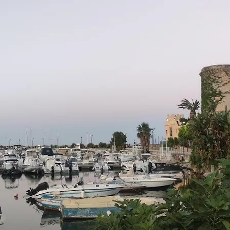 Amuni' فندق مبيت وإفطار تْرابْيا